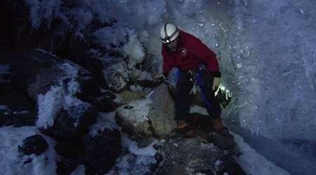 Ледяные пещеры у подножья