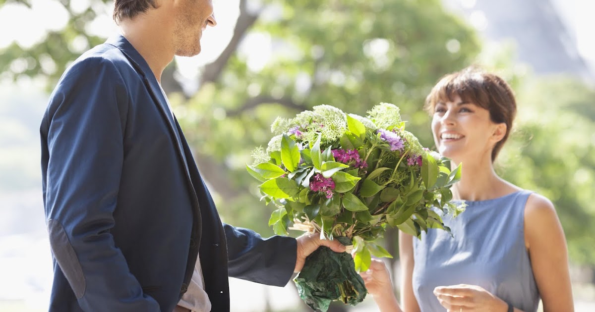 Как лучше подарить цветы девушке: 8 правил, как подарить девушке цветы