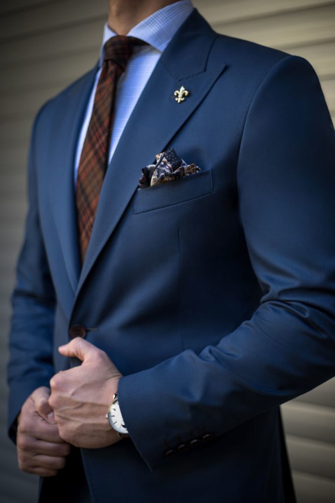 Голубая рубашка, темно-синий костюм и оригинальные аксессуары коричневого оттенка - идеальный комплект на любой случай!