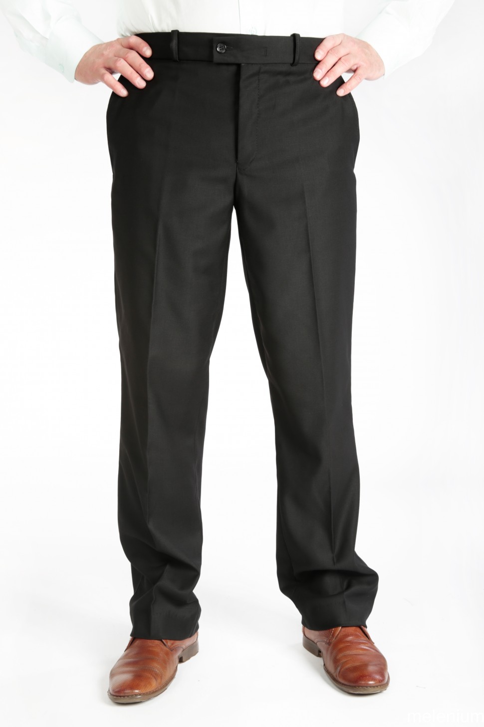 Черные слаксы: фото штанов и сравнение с чиносами