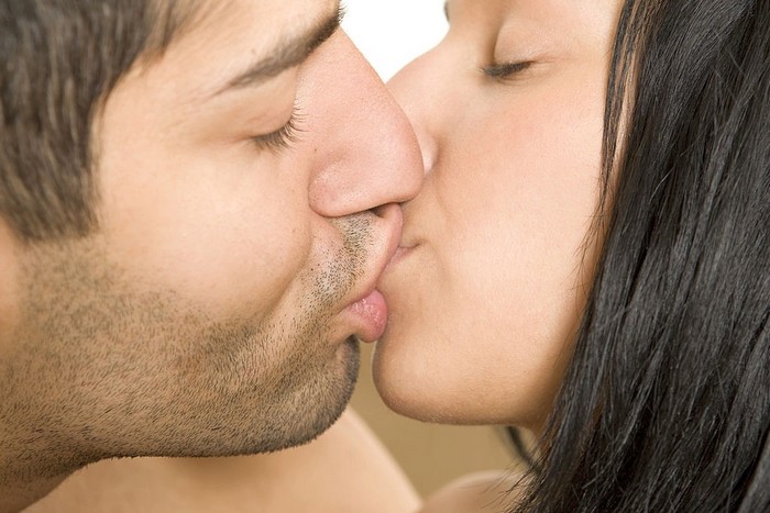 Когда поцеловать девушку первый раз: Как первый раз поцеловать девочку