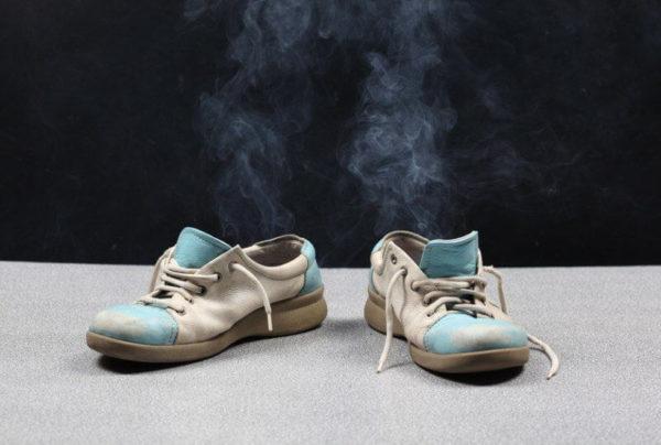 Чем обработать обувь внутри от запаха пота: Чем убрать запах пота из обуви в домашних условиях