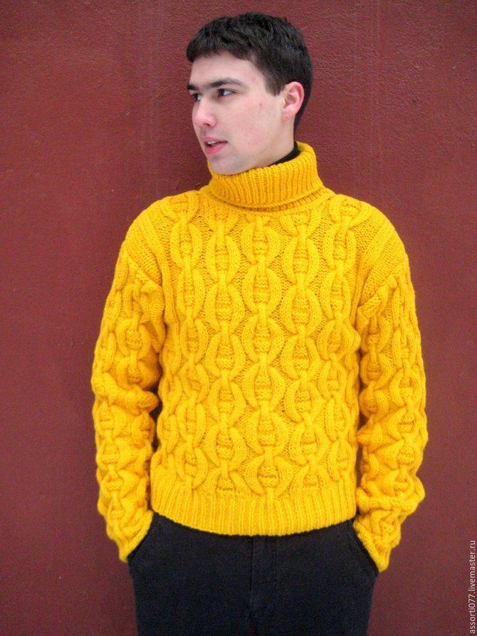 желтый мужской свитер