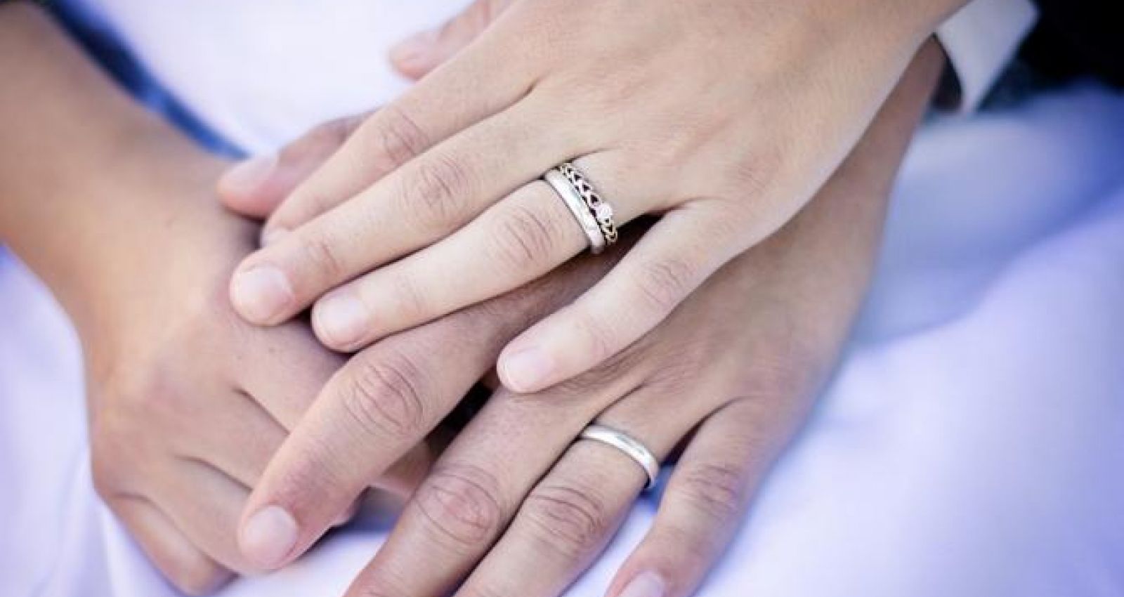 На какой руке кольцо замужем: На какой руке носят обручальное кольцо мужчины и женщины – левой или правой | А также помолвочные, венчальные и непорочные – фото