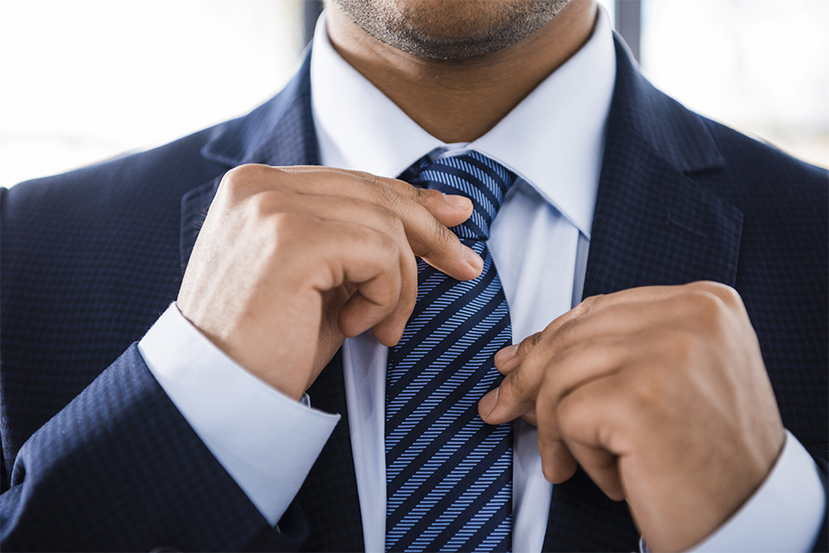 Как правильно носить галстук: Как правильно носить галстук? Правила ношения галстука с рубашкой без пиджака, с джинсами и с жилеткой