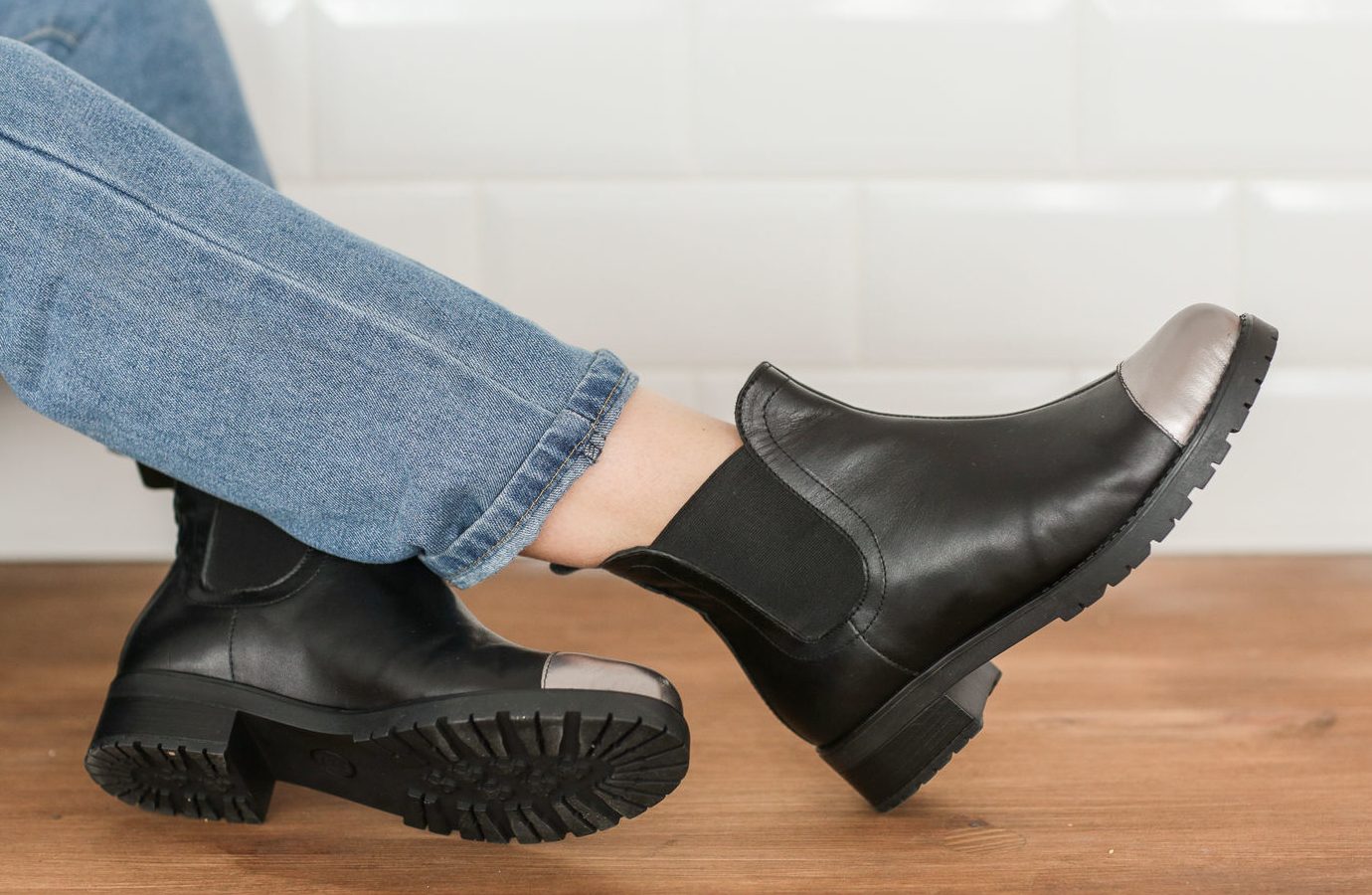 Ботинки с резинками по бокам как называются: Как называются ботинки с резинками по бокам? С чем комбинировать ботинки челси? Какие аксессуары подходят? Образы с челси