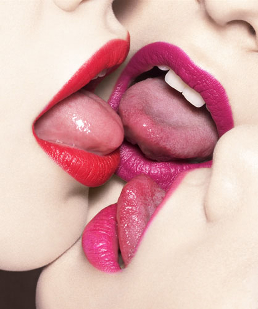 Подруги целуются в губы и с языком: Поцелуи порно видео, Целующиеся с языком девушки