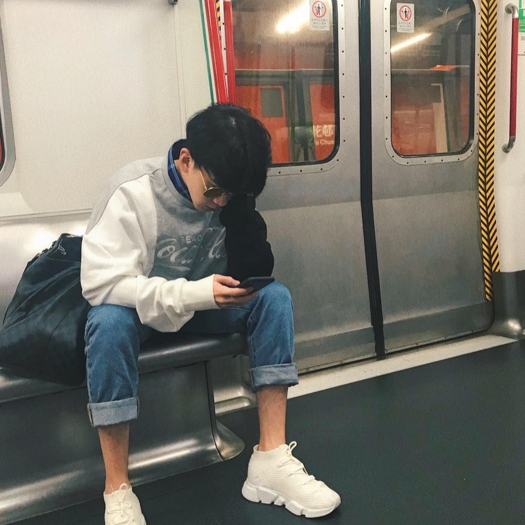 Парни в метро: Парни с книгами в метро , красивые такие | Блогер pushilina на сайте SPLETNIK.RU 2 марта 2018