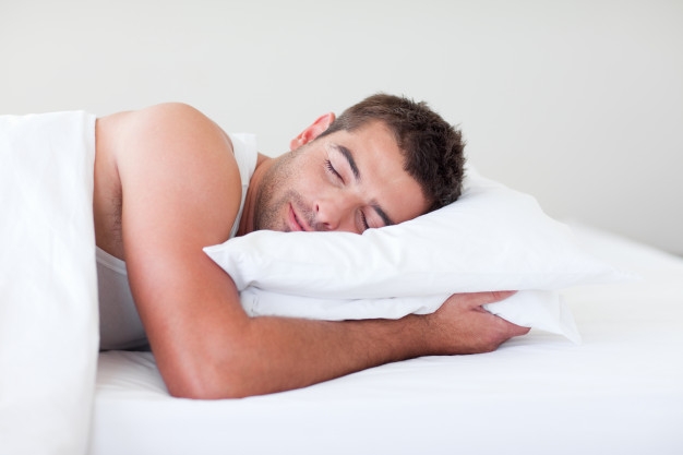 Почему утром у парней стоит: 4 причины, по которым он просыпается в боеготовности