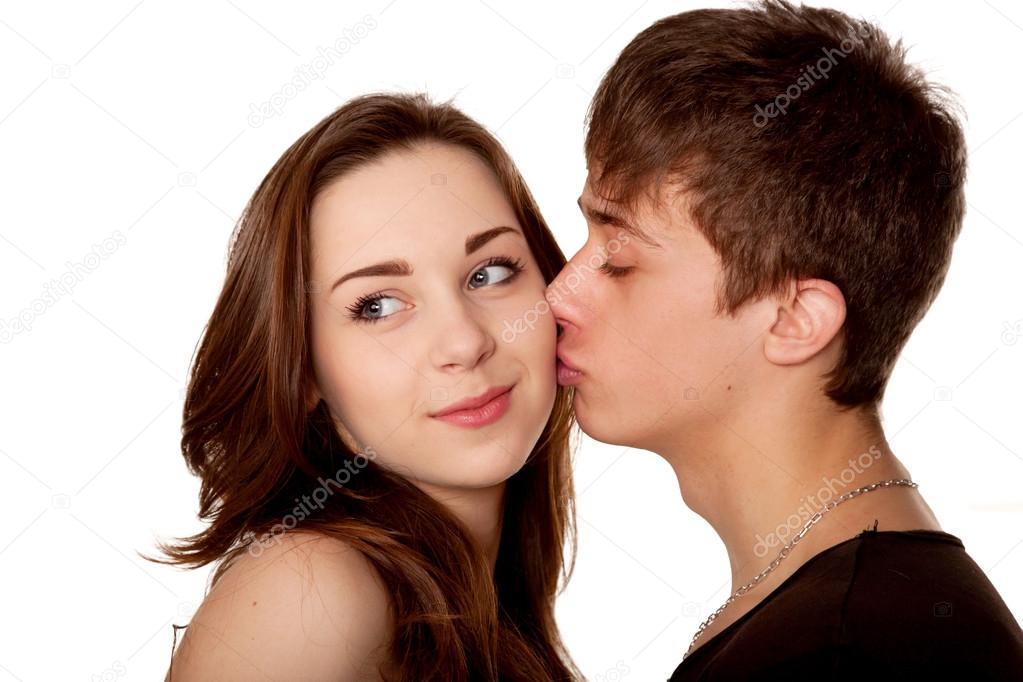 Когда поцеловать девушку первый раз: Как первый раз поцеловать девочку