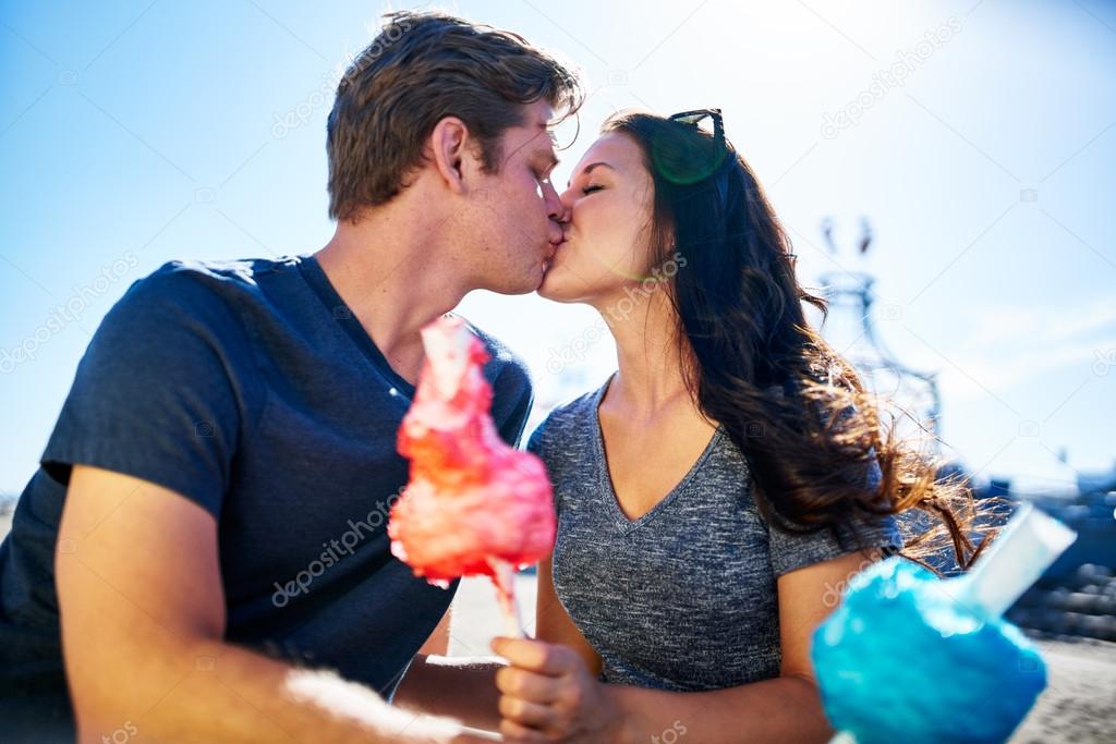 Первый поцелуй на свидание: Установлено, на каком свидании предпочитают впервые целоваться японцы