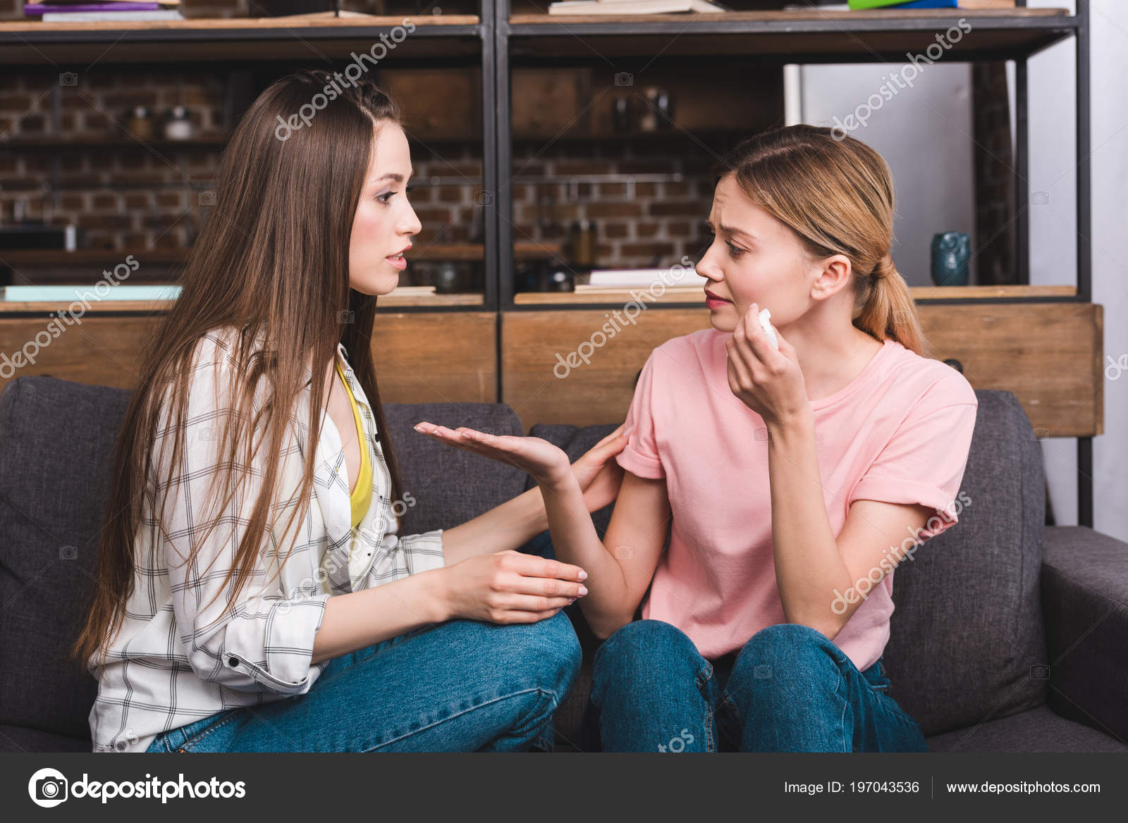 О чем девушки разговаривают между собой: Девушки разговаривают между собой. О чём не надо разговаривать с женщиной. О чем говорить с девушкой при знакомстве