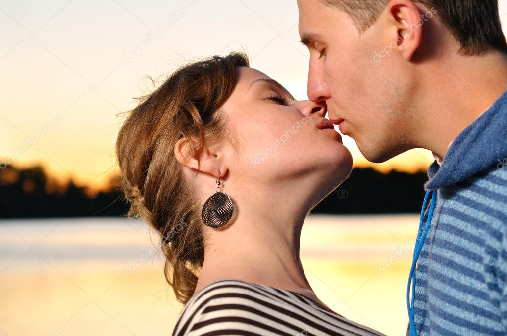 Первый поцелуй на свидание: Установлено, на каком свидании предпочитают впервые целоваться японцы