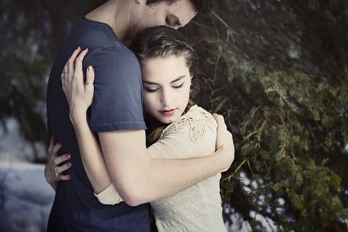 Что чувствует девушка когда ее обнимает парень: Что происходит, когда он обнимает вас: познайте магию момента