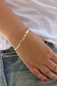 Золотой браслет носить на какой руке: Виды браслетов — центр знаний интернет-магазина SUNLIGHT