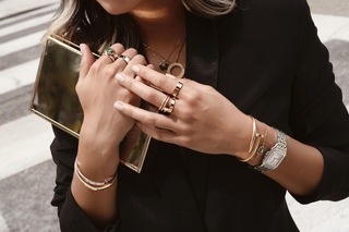 На какой руке девушки носят браслет: На какой руке носят браслет женщины или как правильно носить браслет