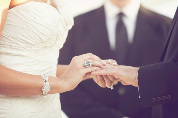 На какой руке кольцо замужем: На какой руке носят обручальное кольцо мужчины и женщины – левой или правой | А также помолвочные, венчальные и непорочные – фото