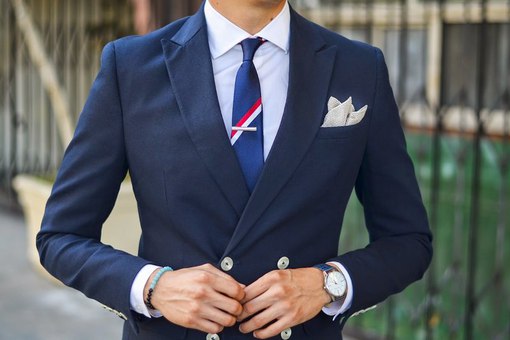 Красный галстук и синий пиджак: С чем надеть синий костюм| Интернет-магазин мужской одежды RUSLAN в Челябинске
