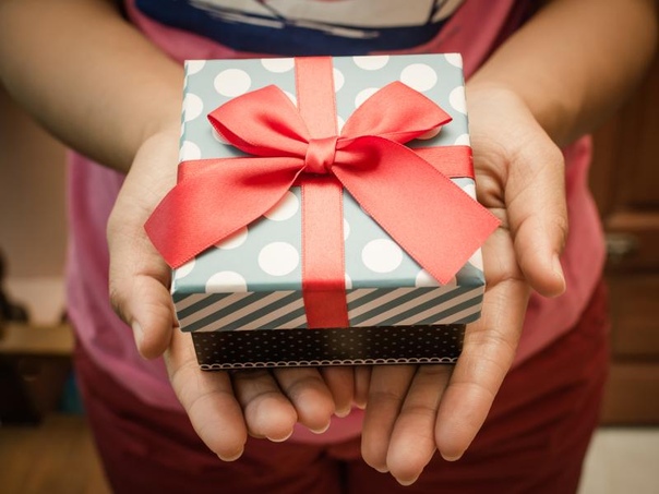 Подарок девушке нужный: Что подарить девушке или женщине: 44 идеи классных подарков