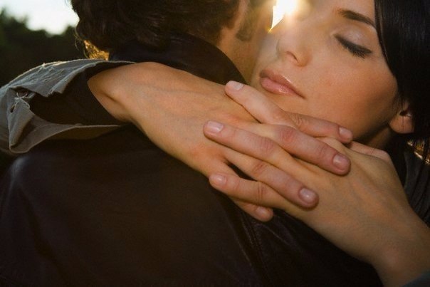 Что чувствует девушка когда ее обнимает парень: Что происходит, когда он обнимает вас: познайте магию момента