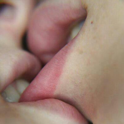 Впился в губы поцелуем: ......и впились в губы жадным, требовательным поцелуем. — @дневники: асоциальная сеть