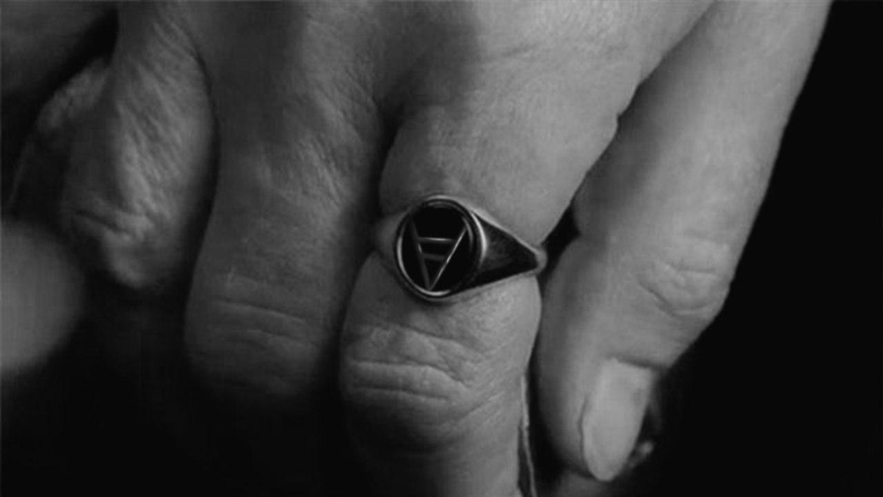 Кольцо на мизинце левой руки у мужчины: что означает кольцо на мизинце