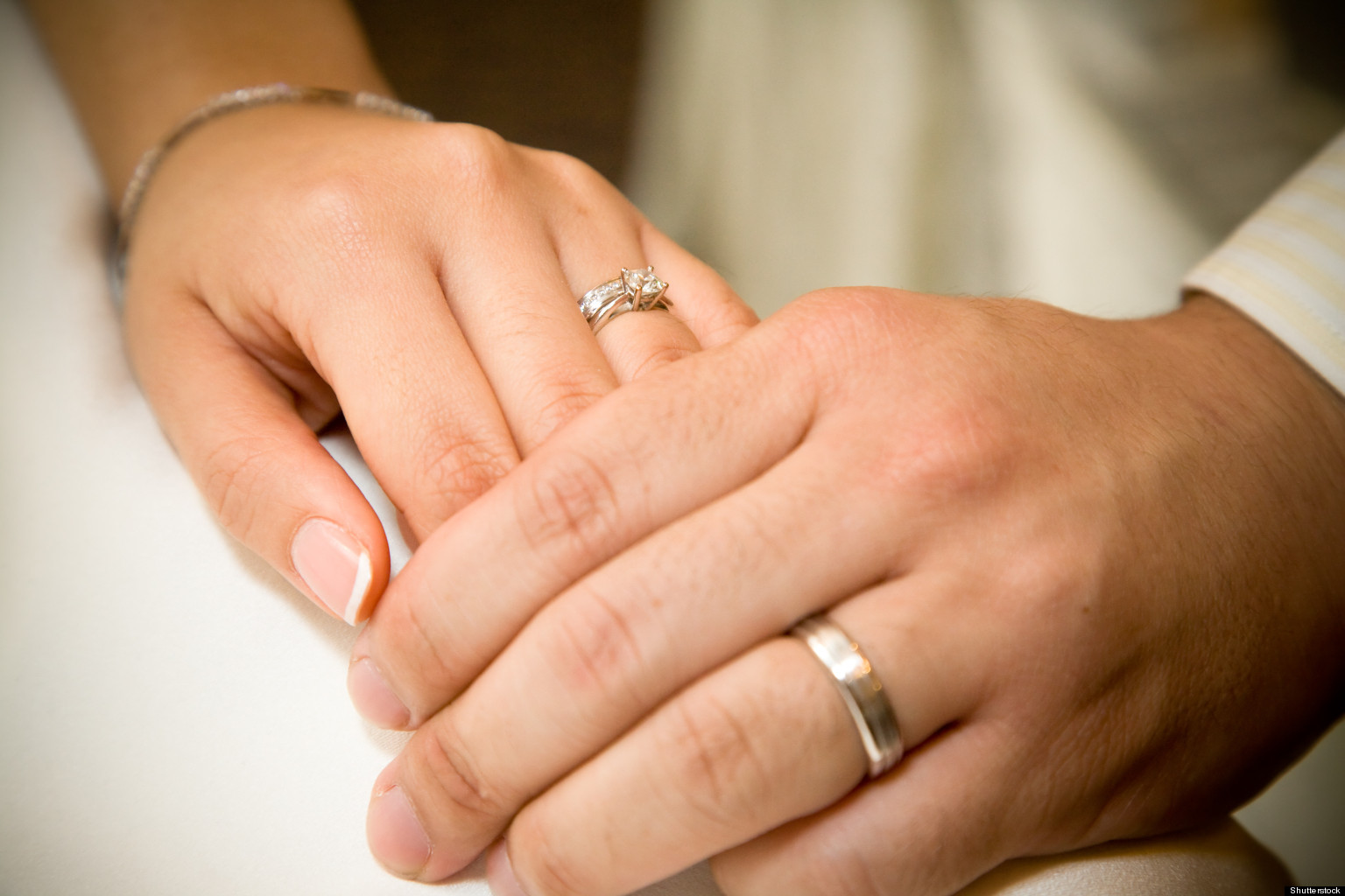 На какой руке носить кольцо мужчине: Значение колец на пальцах у мужчин