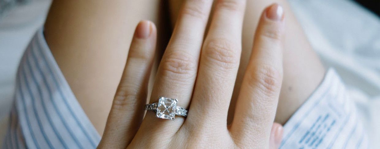 На какой руке кольцо замужем: На какой руке носит кольцо замужняя женщина