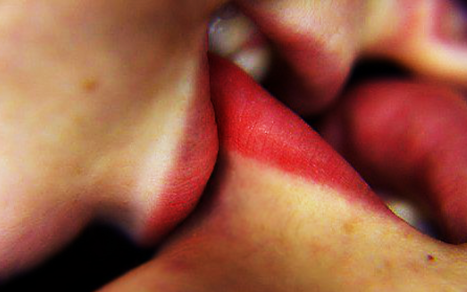 Впился в губы поцелуем: ......и впились в губы жадным, требовательным поцелуем. — @дневники: асоциальная сеть