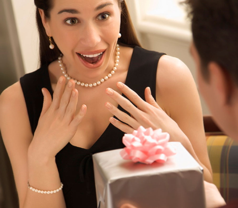 Порадовать девушку: Как удивить любимую девушку подарком: три оптимальных способа