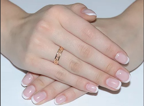 Фото два кольца обручальных на пальцах рук