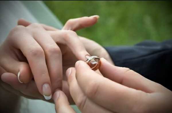 Брачное кольцо на какой руке – На какой руке носят обручальное кольцо в России