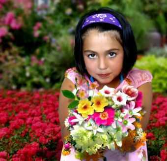 Что сказать девушке когда даришь цветы – Как правильно подарить цветы девушке: что говорить, когда даришь?