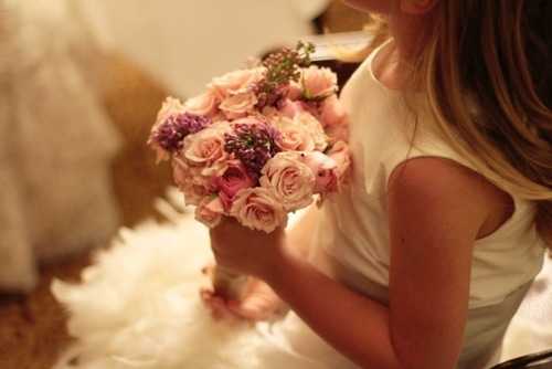 Цветы с девушкой – Фото девушек без лица с цветами, в руках букеты роз, ромашки и т.д.