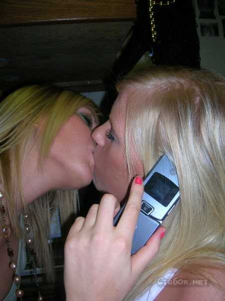 Девушка целуется с девушкой фото – Девушки целуются (129 фото) » Триникси