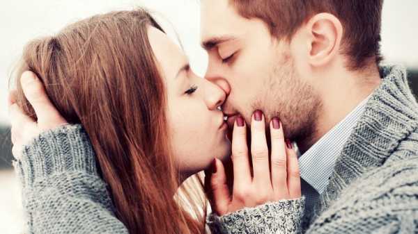 Губы в поцелуе – Как правильно целоваться в губы?