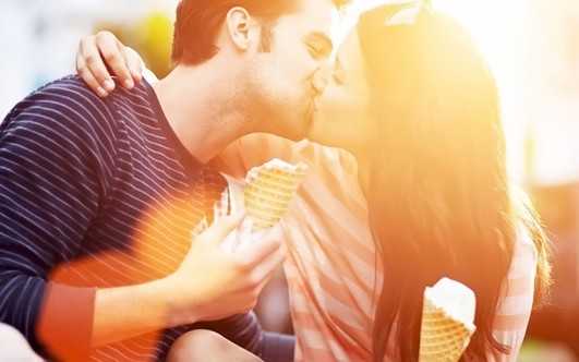 Губы в поцелуе – Как правильно целоваться в губы?