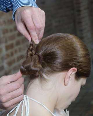 Испанская прическа – фото укладок для испанского танца, традиционные варианты женских и мужских причёсок, стрижек — узел и другие, кому они подойдут, варианты на разную длину волос, звездные примеры