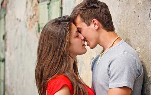 Как целоваться с языком с девушкой в первый раз – Как правильно целоваться с языком взасос