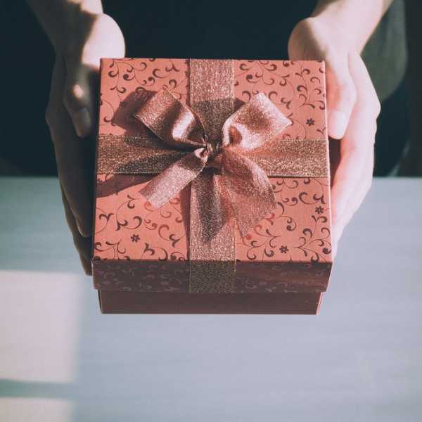 Как девочке дарят подарки – Как красиво подарить подарок девушке?