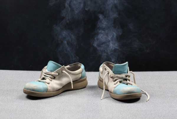 Как избавиться от запаха пота в обуви в домашних условиях быстро – Чем убрать запах пота из обуви в домашних условиях