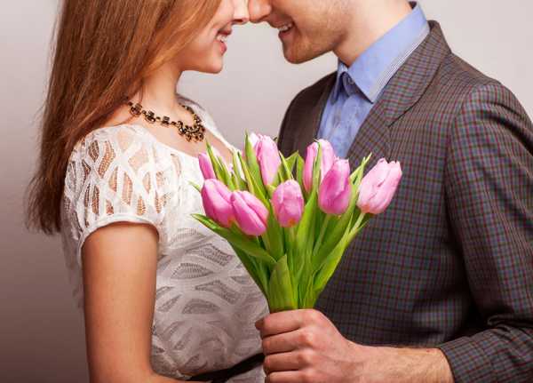 Как лучше подарить цветы девушке – Как правильно дарить девушке цветы? Как романтично вручить букет?