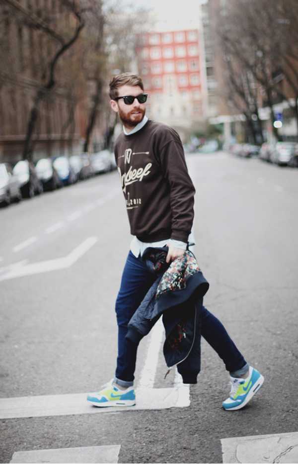Как носить джинсы с кроссовками мужчинам – С чем мужчинам носить кроссовки, кеды, сникерсы. Фото и полезные советы