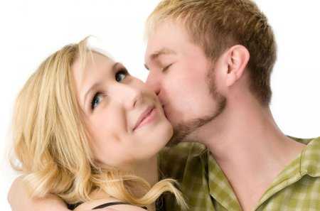 Как поцеловать в щеку парня – Как поцеловать мальчика в щеку