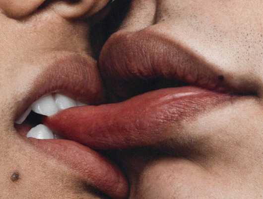 Как правильно целоваться с языком видео – подготовка к поцелую в губы, инструкция, видеоурок