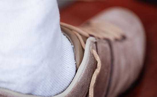 Как растягивать обувь – увеличить на размер или расширить, как разносить, если жмет или натирает, различные способы