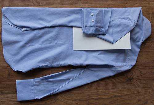 Как сложить аккуратно рубашку – способы складывания мужской сорочки с коротким и длинным рукавом в чемодан или в шкаф, как сделать так чтобы она не помялась