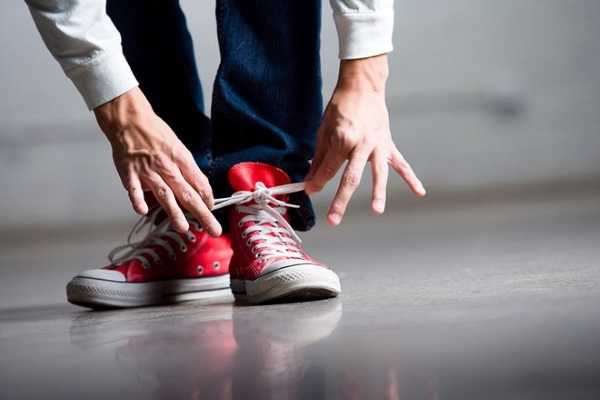 Как завязать шнурки без бантика на кроссовках – Как завязывать шнурки на кроссовках, чтобы их не было видно