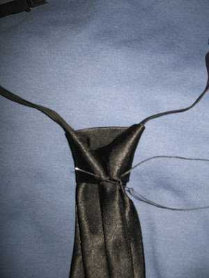 Как завязывать галстук на резинке – фото + видео и инструкция