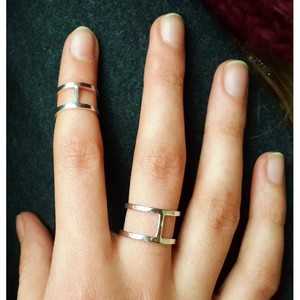 Кольцо золотое на указательный палец – что оно означает, кто его носит на левой и правой руке